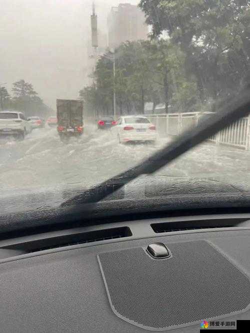 暴雨天被困公司女职员的困境