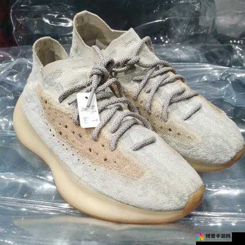 Yeezy380 蜜桃粉和白色设计亮点：时尚新宠